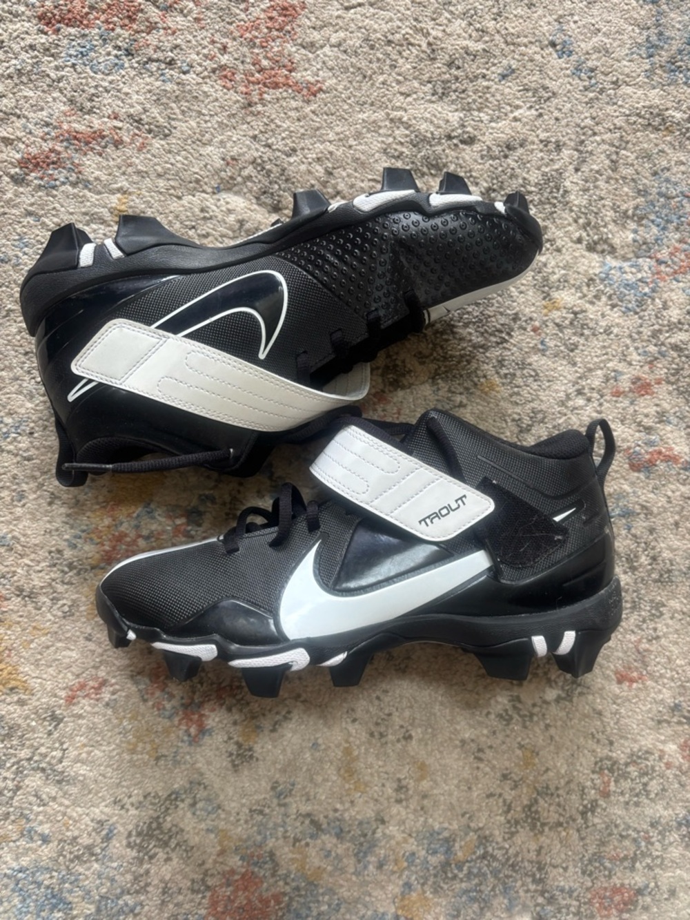 Nike Black and White Men’s Baseball Cleats with Strap